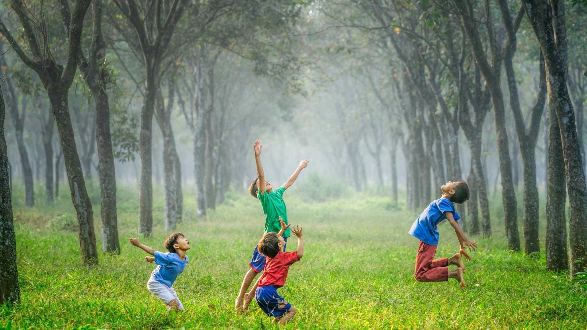 spielende-kinder-robert-collins-tvc5imO5pXk-unsplash