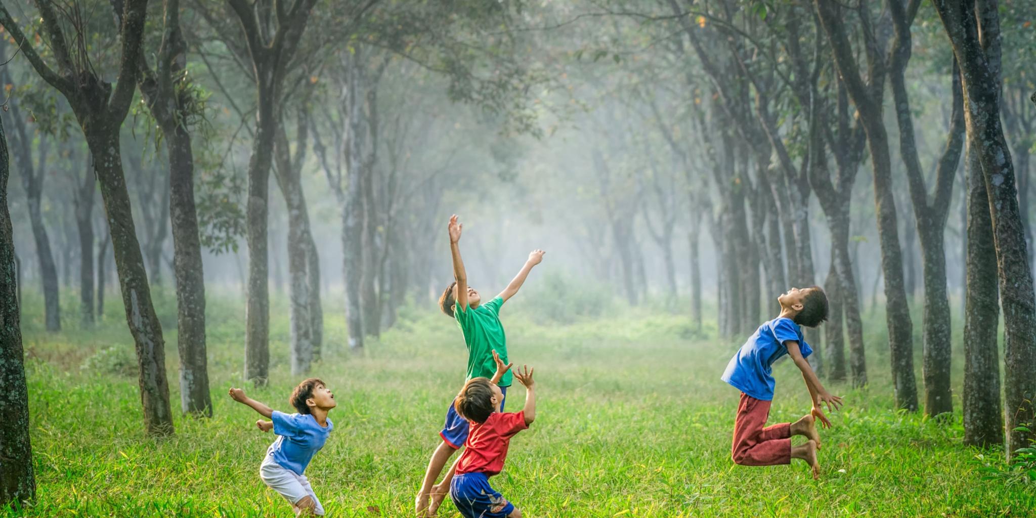 spielende-kinder-robert-collins-tvc5imO5pXk-unsplash