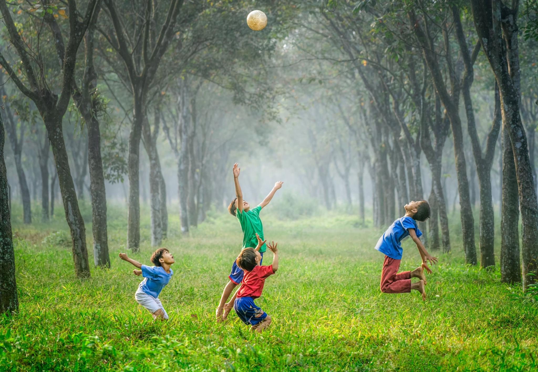 spielende-kinder-robert-collins-tvc5imO5pXk-unsplash