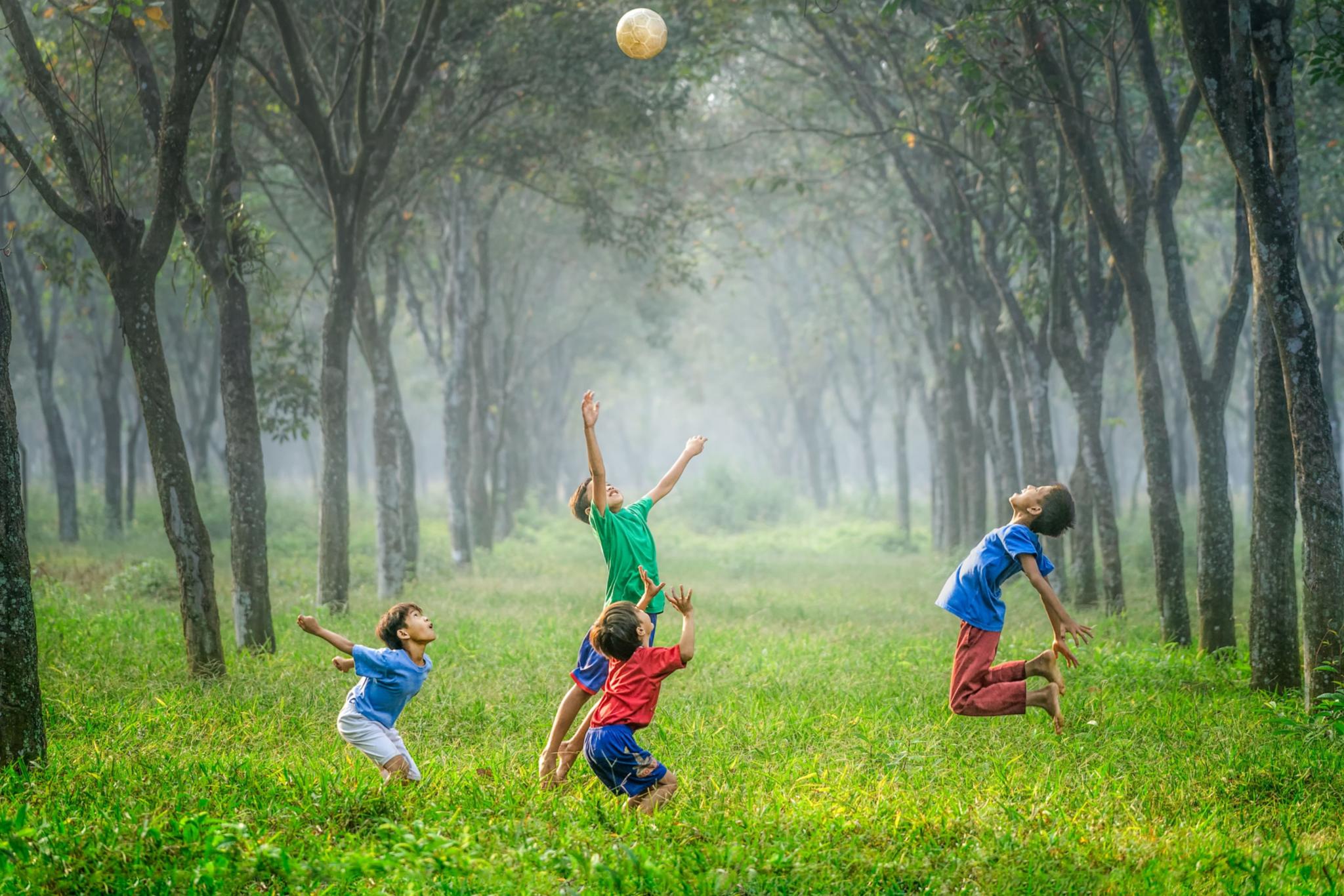 spielende-kinder-robert-collins-tvc5imO5pXk-unsplash